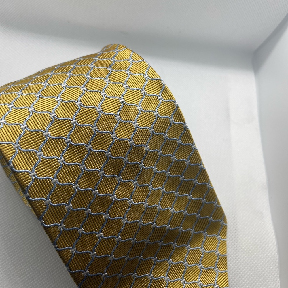 Brooks Brothers Men’s gold tie label slightly off see pics